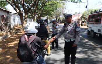 Hari Ke-9 Ops Zebra, Polres Sumbawa Berikan Surat Tilang Dan Teguran Pelanggar Lalu Lintas