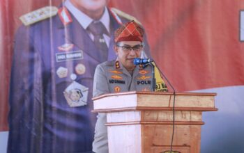 Ini Arahan Kapolda NTB pada Seluruh Personel Polres Bima Kota  Kota Bima, NTB (29 Oktober 2024) – Kapolda NTB Irjen Pol Hadi Gunawan memberikan arahan penting kepada seluruh personel Polres Bima Kota, dengan menekankan bahwa kemajuan suatu daerah sangat bergantung pada terciptanya kondisi keamanan dan ketertiban masyarakat (Kamtibmas) yang kondusif. Ia menekankan bahwa stabilitas Kamtibmas adalah fondasi untuk kemajuan daerah, terutama dalam mendukung perekonomian dan iklim investasi di NTB dan khususnya di Bima.  Menyampaikan pesan Kapolri, Kapolda NTB menyatakan bahwa tugas utama dirinya adalah mendorong kemajuan NTB melalui sinergi dan kerja sama di seluruh Polres. “Kerja sama dan sinergitas seluruh jajaran Polres sangat penting untuk mengemban tugas mulia ini demi kesejahteraan warga NTB,” tegas Irjen Pol Hadi Gunawan.  Salah satu isu penting yang menjadi perhatian Kapolda NTB adalah ketersediaan air bersih di beberapa wilayah. Untuk itu, ia telah berkoordinasi dengan Menteri Sosial guna membantu penyediaan sumur bor dan mobil tangki air sebagai solusi sementara bagi daerah-daerah yang membutuhkan.  Kapolda juga menekankan agar personel Polres Bima Kota ikut mendukung program kerja Presiden RI Prabowo Subianto yang dituangkan dalam Astacita. Ia mengajak seluruh personel untuk menumbuhkan jiwa kepedulian dalam menjalankan tugas mereka sebagai anggota Bhayangkara. “Jika memiliki jiwa kepedulian dalam tugas dan pengabdiannya, maka saya tidak ragu memberikan penghargaan, termasuk kesempatan untuk melanjutkan pendidikan guna kenaikan pangkat,” ujar Irjen Pol Hadi Gunawan.  Di akhir arahannya, Kapolda NTB juga berpesan agar seluruh personel memperhatikan aspek kehumasan dengan aktif mempublikasikan setiap kegiatan Polri kepada masyarakat.  Sebelumnya, Kapolres Bima Kota AKBP Yudha Pranata dalam laporannya menjelaskan kondisi tipologi dan topografi wilayah hukum Polres Bima Kota, yang meliputi Kota Bima dan sebagian wilayah Kabupaten Bima. Kapolres juga melaporkan bahwa kondisi Kamtibmas di wilayahnya cukup aman dan kondusif. Dengan kekuatan personel sebanyak 738 anggota dan ASN, Kapolres Bima Kota berkomitmen untuk terus meningkatkan pelayanan dan pengabdian demi terciptanya keamanan di wilayah tersebut.  Sejumlah poin penting terkait situasi dan potensi sumber daya alam serta demografi Kota Bima juga disampaikan Kapolres kepada Kapolda NTB, memperkuat komitmen bersama dalam menjaga dan memajukan wilayah.